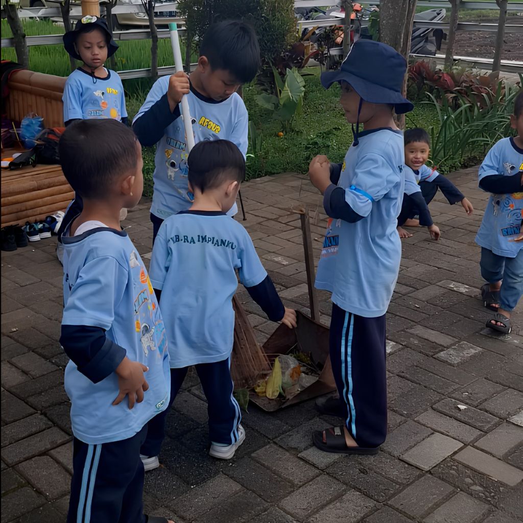 praktik kebersihan menyapu kelas b di tk it impianku malang