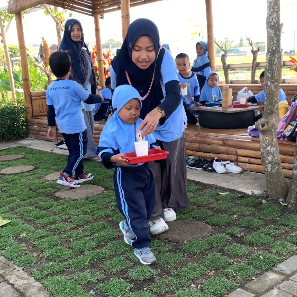 praktik latihan keseimbangan siswa kb di tkit impianku malang