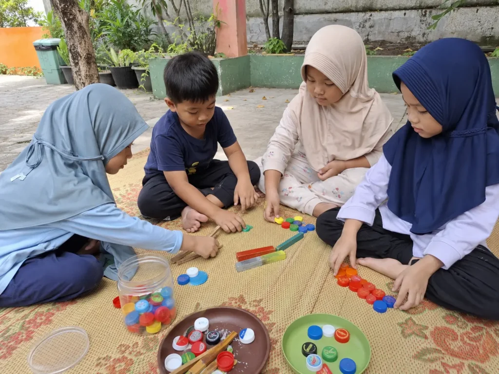 anak usia 5-6 tahun mengelompokkan benda saat bermain