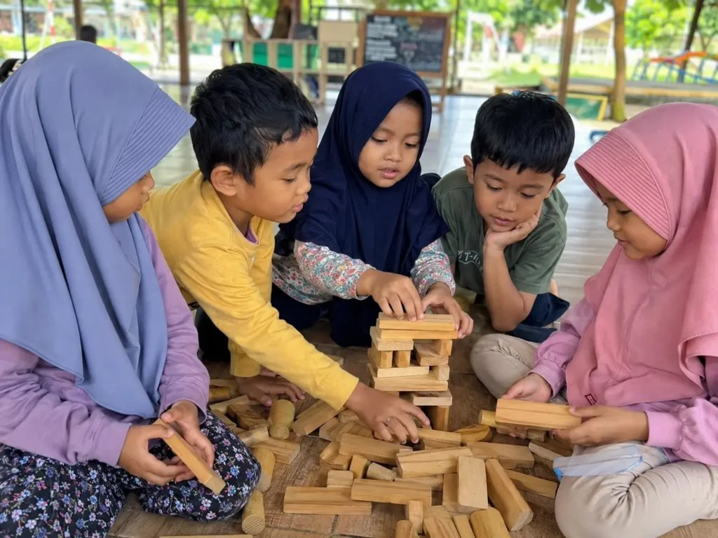 perkembangan kognitif anak usia 5-6 tahun saat membangun balok